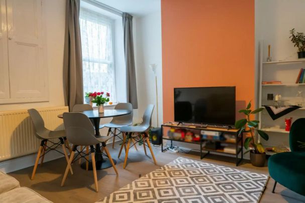 5 Bedroom House - Photo 1