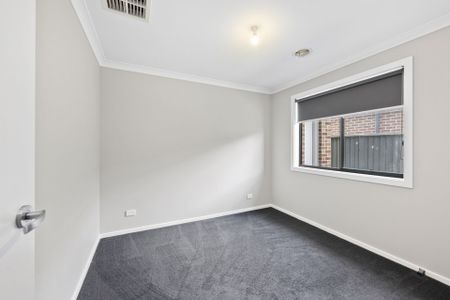 8 Yates St, Lucas VIC 3350 - Photo 2