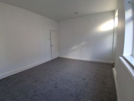 3 bedroom end of terrace house to rent - Photo 2
