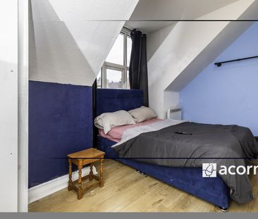 Flat to rent - Manor Road, Chatham, ME4 - Photo 1