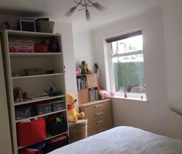 2 Bed Flat, Kimble Road, SW19 - Photo 5