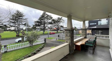 Beautiful Bungalow - Photo 2