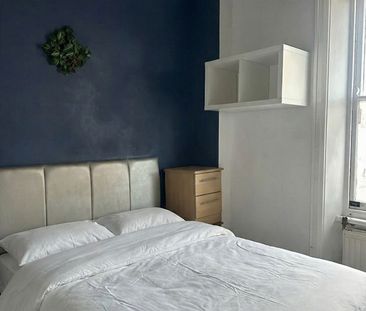 Studio Flat, Castletown Road, W14 - Photo 1