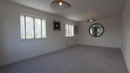 4 bedroom semi-detached house to rent - Photo 2