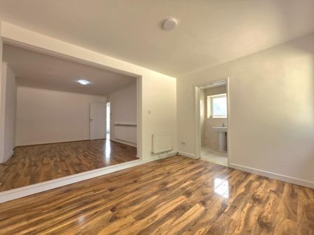 2 bedroom bungalow to rent - Photo 2