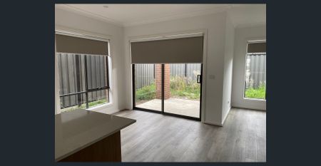 A PERFECT THREE BEDROOM HOME IN ROXBURGH PARK - Photo 4