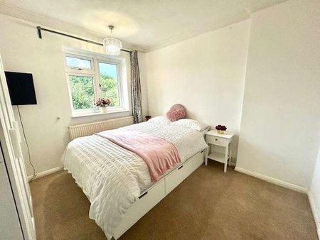 Ashford, Elgin Avenue, TW15 - Photo 4