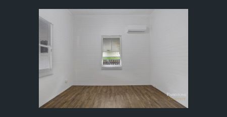 Quaint Cottage with plenty of off street parking - Photo 2