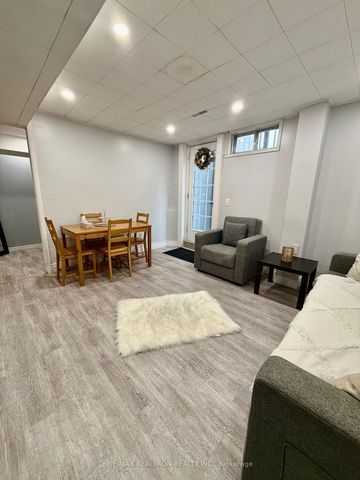 For Lease - 16 Eastman Crescent, Newmarket, Ontario - Photo 2