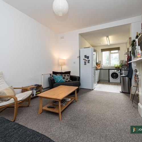 4 bedroom flat to rent - Photo 1