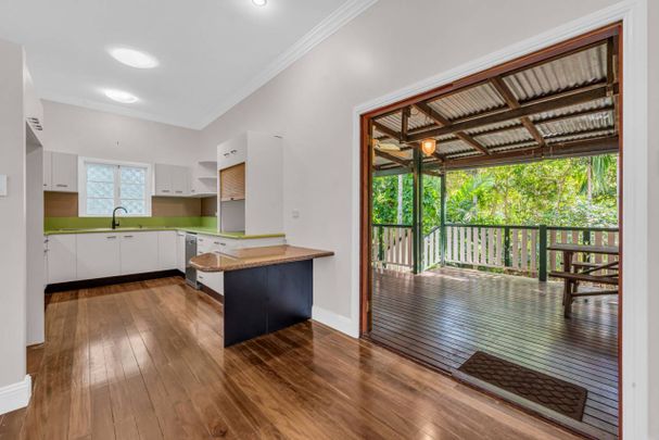 CHARMING UPSTAIRS WHITFIELD QUEENSLANDER!!!! - Photo 1