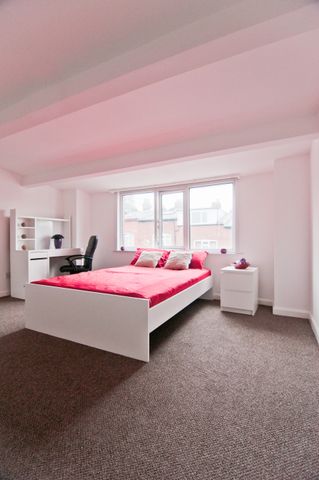 4 Bedroom Terraced House - Photo 4