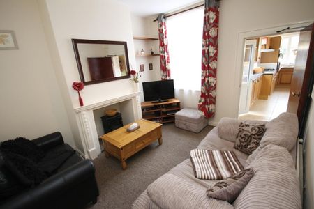 5 bedroom semi-detached house to rent - Photo 2