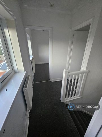 3 bedroom semi-detached house to rent - Photo 4