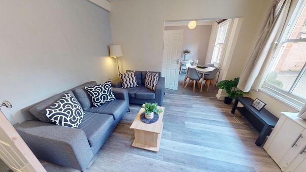 4 bedroom semi-detached house to rent - Photo 1