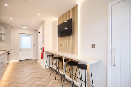 5 bedroom semi-detached house to rent - Photo 4