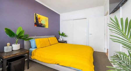 One-Bedroom Apartment with Balcony Princes Wharf: - Photo 2