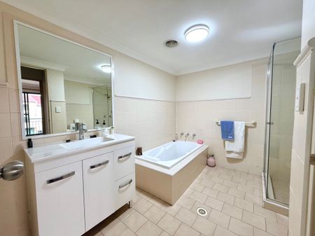 2 Bedroom Renovated Apartment in Quiet Prime Location! - Photo 5