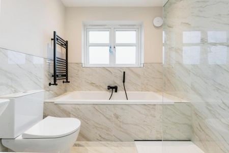 4 bedroom semi-detached house to rent - Photo 4