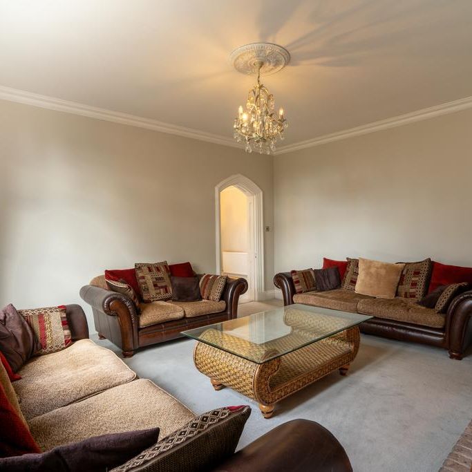 4 bedroom flat to rent - Photo 1