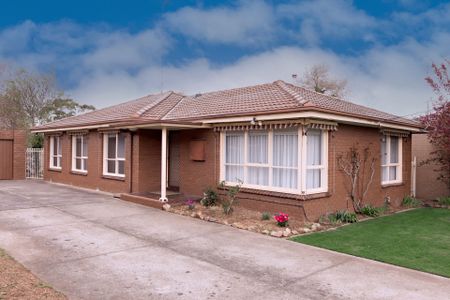 WELL MAINTAINED FAMILY HOME IN GREAT LOCATION - Photo 5