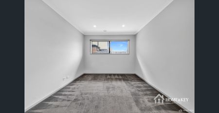 Spacious & Modern 4 Bedroom Home / Huge Electricity Savings $$$$ - Photo 4