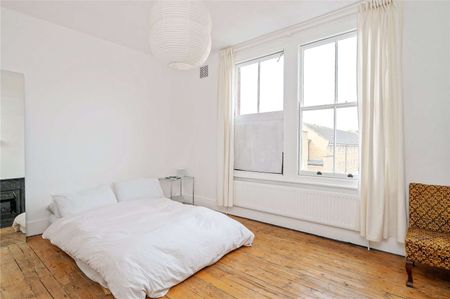 Three bedroom split level apartment on a desirable street in Bethnal Green. - Photo 3