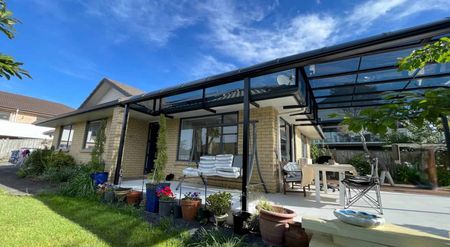 3 Bedroom home in Flat Bush, with solar power ... - Photo 4