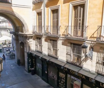 Room for rent in 4-bedroom apartment in Centro, Madrid - Photo 4
