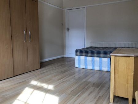 3 bedroom apartment to rent - Photo 4