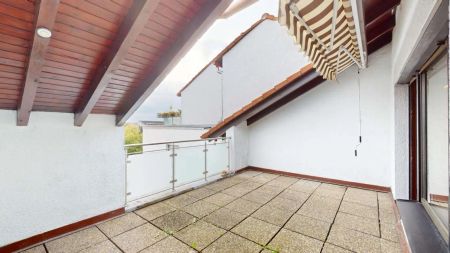 Befristete Vermietung: Geräumige 2-Zi-DG-Wohnung mit EBK und Terrasse, Ettlingen Wasen - Photo 2