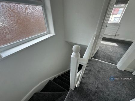 3 bedroom semi-detached house to rent - Photo 4