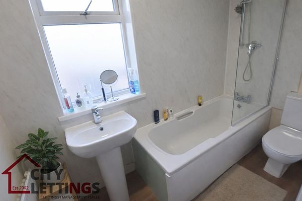 5 Bedroom Mid Terraced House - Photo 1