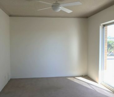 Sunny 2 bed Beachside Apartment - Photo 5