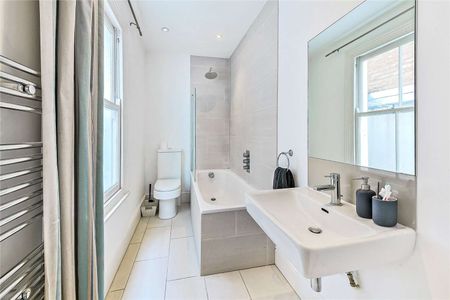 A modern two bedroom, two bathroom ground floor flat with a private garden located in Sands End. - Photo 4