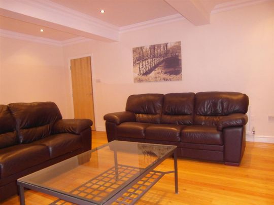 2 bedroom Flat To Let - Photo 1