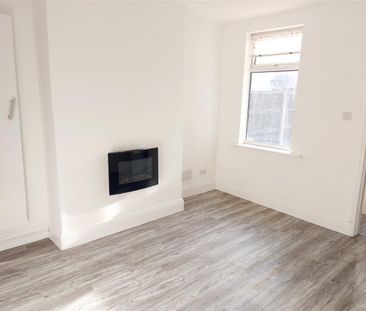 2 bedroom Semi-detached house to rent - Photo 4