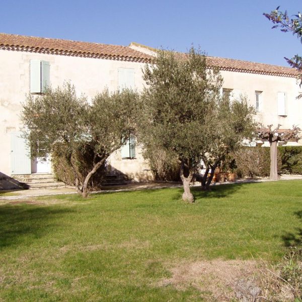 Sur la commune de saliers entre Arles et St Gilles, dans une résidence avec piscine, T2 de 52m², - Photo 1