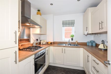 2 bedroom Flat in Carina Drive, Wokingham - Photo 4