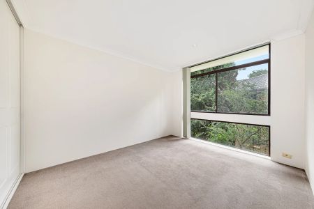 Sun-Drenched Two Bedroom Apartment Boasting Ultra Convenience - Photo 3