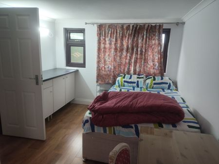 Room in a Shared House, Beaufort Gardens, IG1 - Photo 4