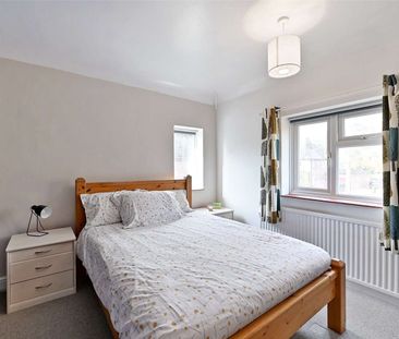 Beautifully refurbished 3 bedroom home available furnished or unfur... - Photo 3