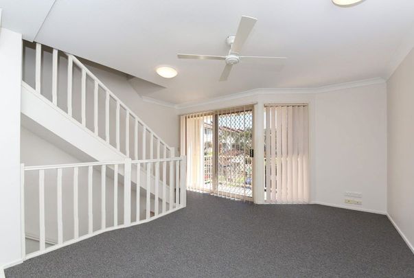 BEAUTIFULLY PRESENTED TOWNHOUSE IN PRIME CURRUMBIN LOCATION! - Photo 1