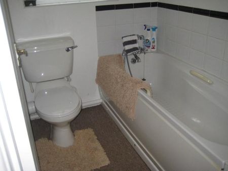 2 bedroom terraced house to rent - Photo 2