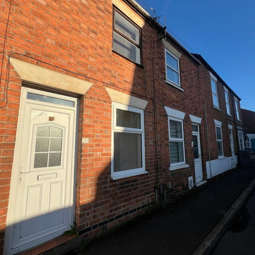 Terraced House to rent on - Photo 1