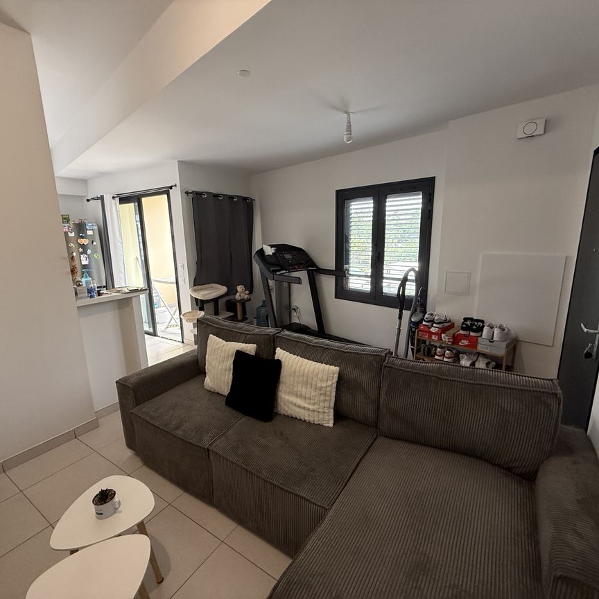 Location Appartement 2 pièces 42m² ST DENIS 97490 - Photo 2