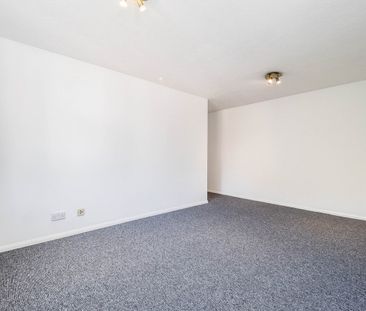 2 Bed Flat, Greenslade Road, IG11 - Photo 1
