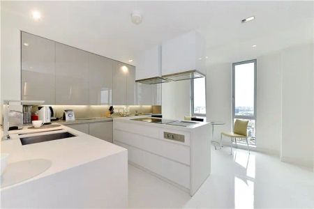 3 bedroom flat in London - Photo 2