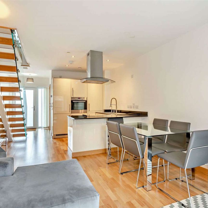 Three bedroom furnished townhouse - Photo 1