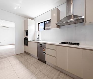 Secure & Spacious Ryde Townhouse - One Occupant Must Be 55+ - Photo 6